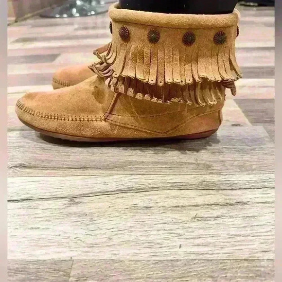 Minnetonka Moccasin, Double Fringe Side Boot, Sz. 9.5 - Picture 5 of 9